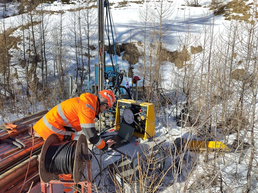 Geotechnisches Monitoring im Ausseneinsatz mit Messgerät und Datenauswertung vor Ort