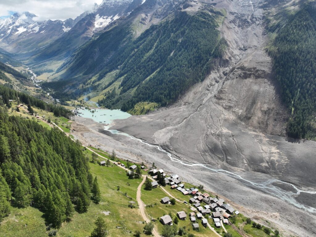 Bergsturz Blatten Lötschental mit Schuttkegel am Kleinen Nesthorn und überflutetem Talbereich