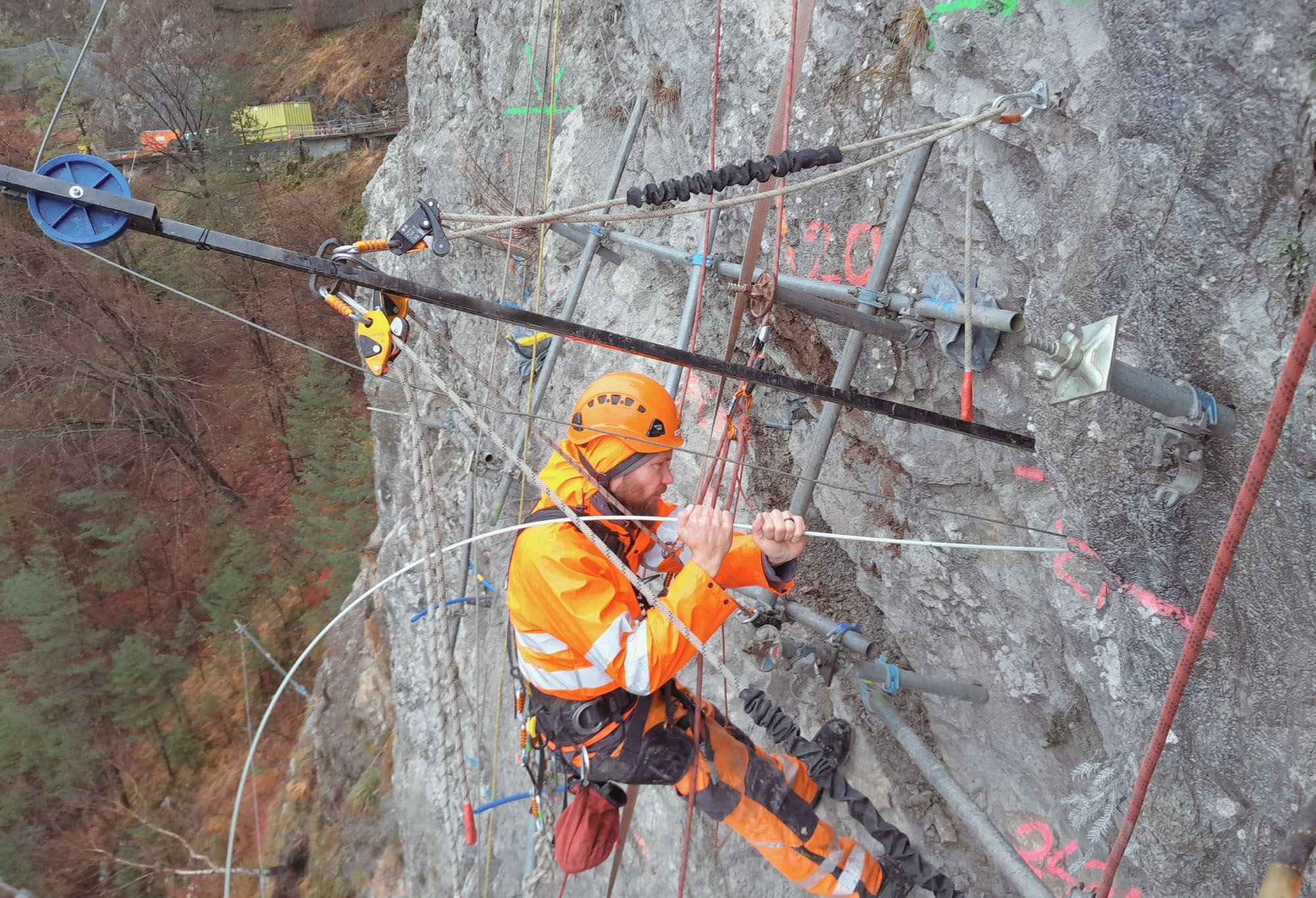 Geotechnisches Monitoring im Ausseneinsatz mit Messgerät und Datenauswertung vor Ort